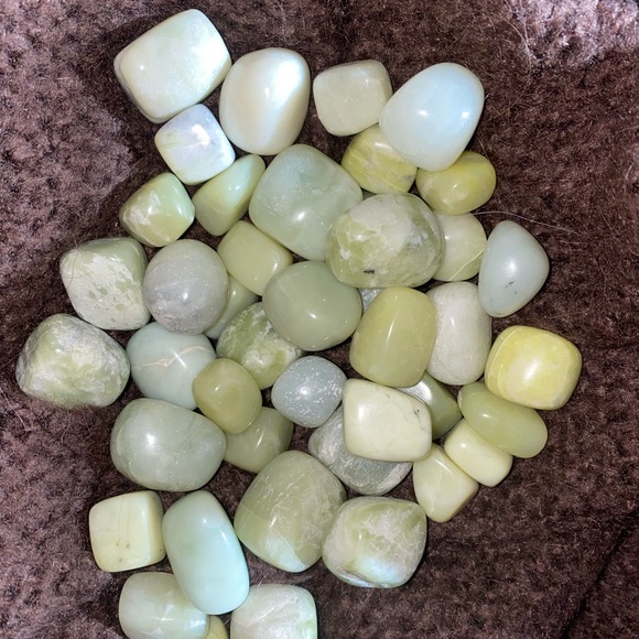 Assorted small tumbled jade stones - Picture 2 of 6